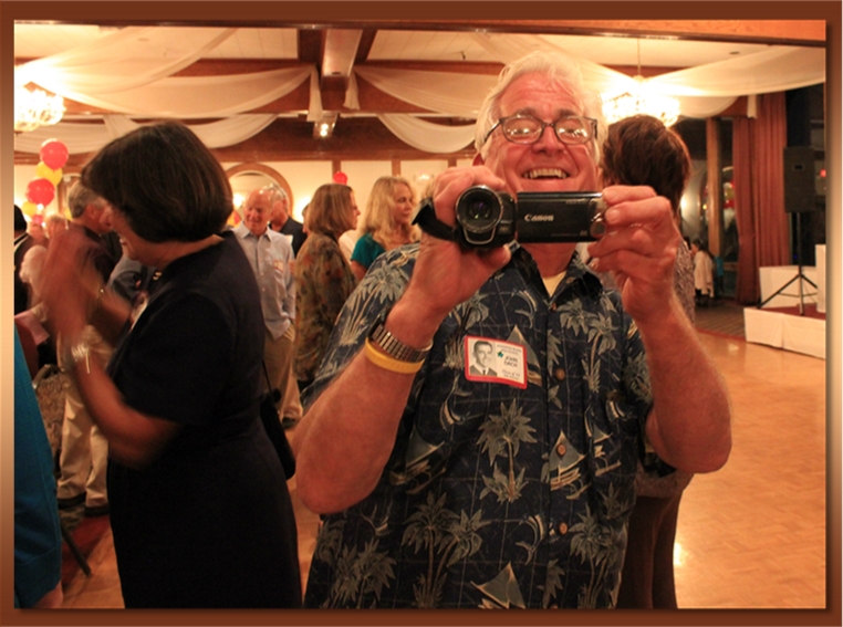 2013ReunionReef/5EZJohnDachTakingPic.jpg