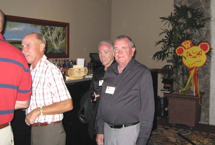 ReunionDinner2008/CandidIMG1260TedBillJohn500.jpg