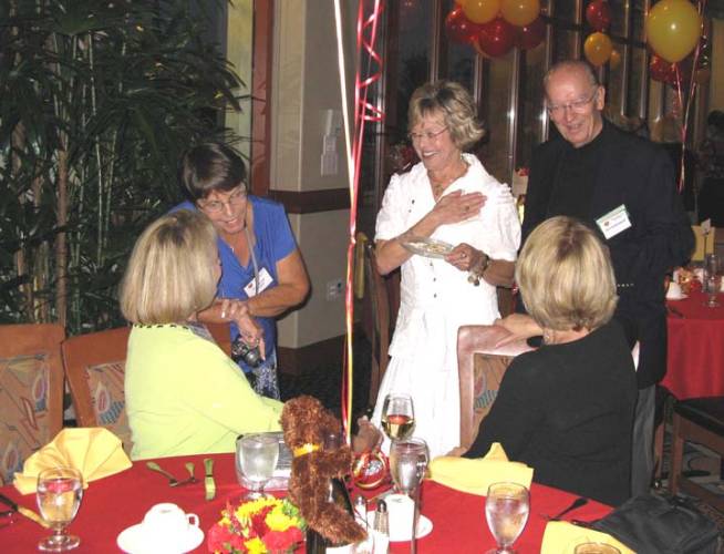 ReunionDinner2008/CandidIMG1276JaneKarenBerkey500.jpg