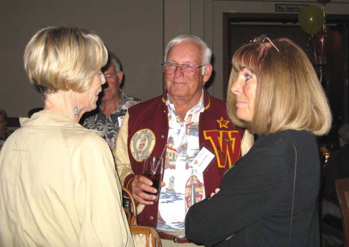ReunionDinner2008/CandidIMG1287ValBoyerBarryWood500.jpg