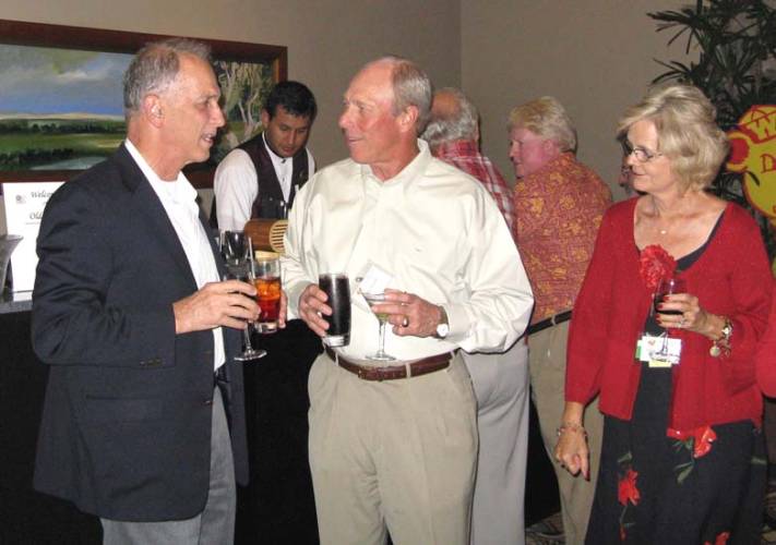 ReunionDinner2008/CandidIMG1292DickGaryLinda500.jpg