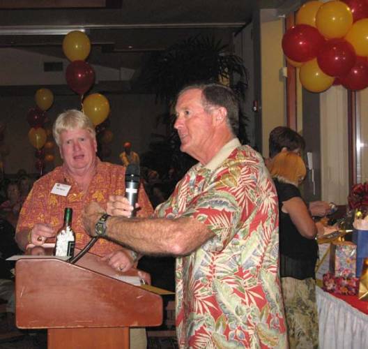 ReunionDinner2008/CandidIMG1334BillCheneyBobChrisman500.jpg