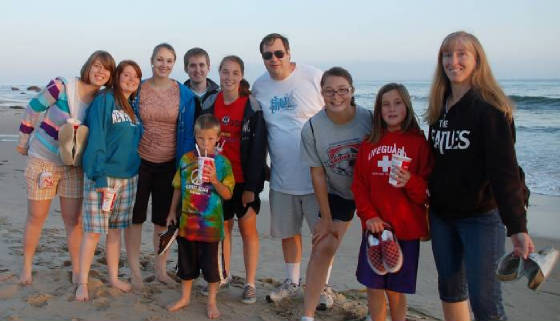 Travel/BruceLindaFamilyBeach700.jpg